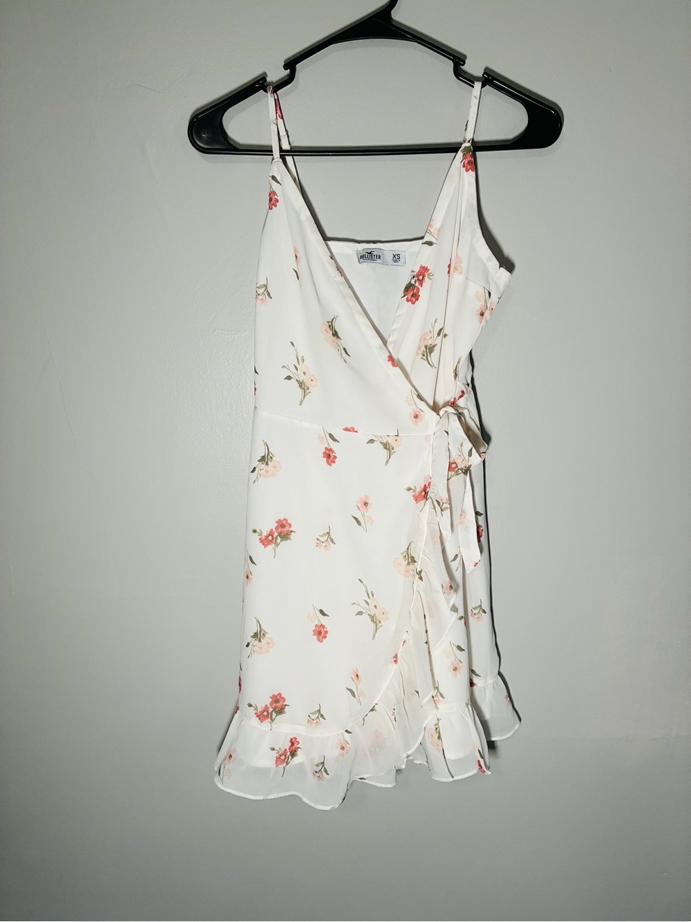 Hollister women’s small coquette wrap front floral mini dress